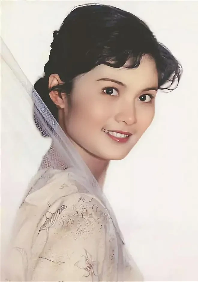 大陆第一美人名不虚传，看到朱琳和阿兰德龙1987年的合照就懂了（组图） - 3