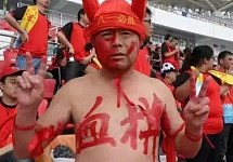 中国男足惨败，知名球迷当晚离世！曾因中国输球怒跳长江，网友：被国足气死的（组图）