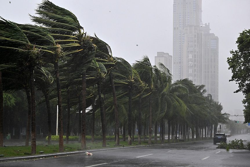 台风“摩羯”袭击中国华南地区。