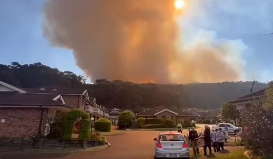 悉尼北区爆发失控山火！浓烟直冲云霄，当局警告：现在撤离已经太晚（组图） - 6