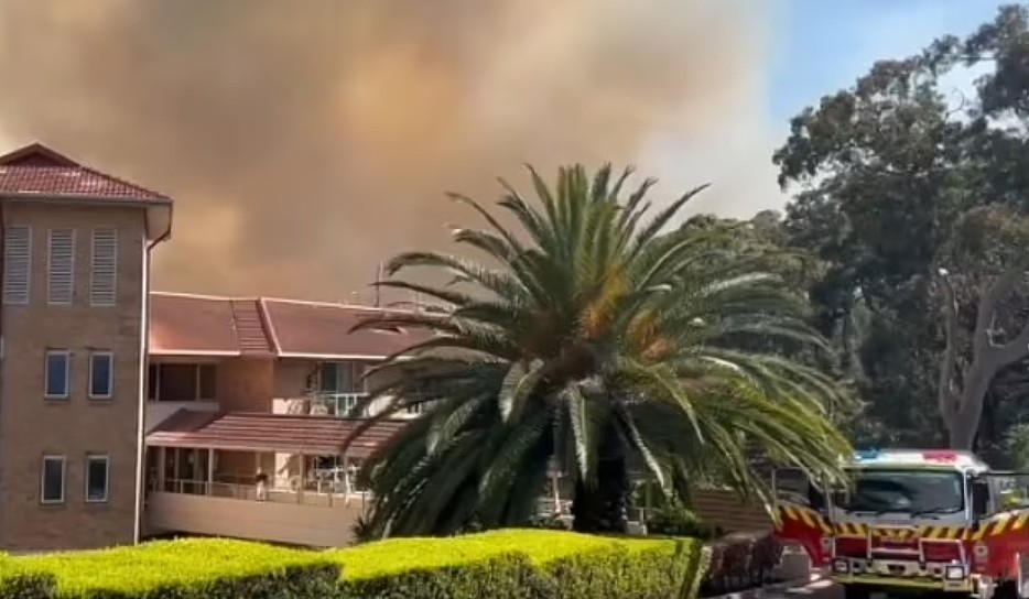 悉尼北区爆发失控山火！浓烟直冲云霄，当局警告：现在撤离已经太晚（组图） - 5