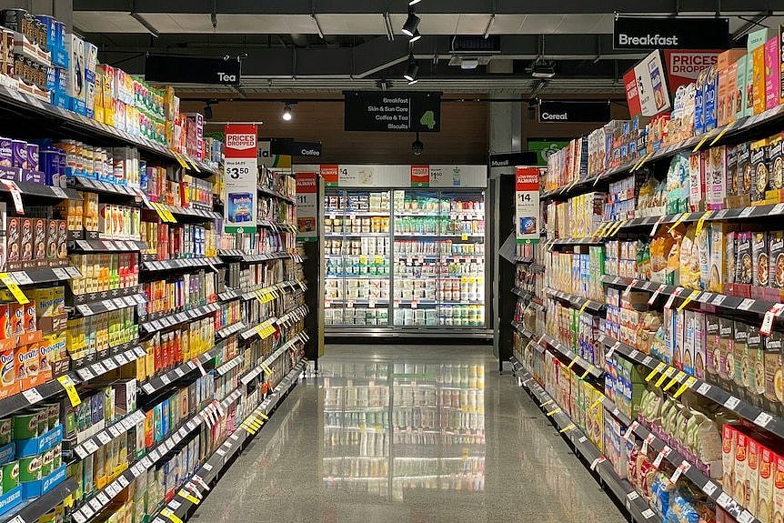 An empty supermarket aisle.