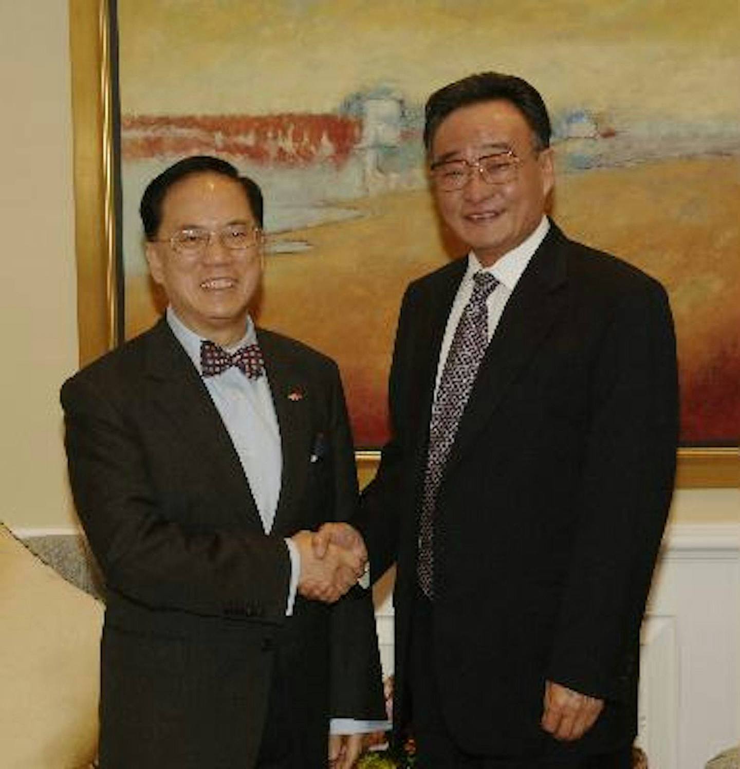 2006年吴邦国访港，会见时任行政长官曾荫权。 （香港政府网）