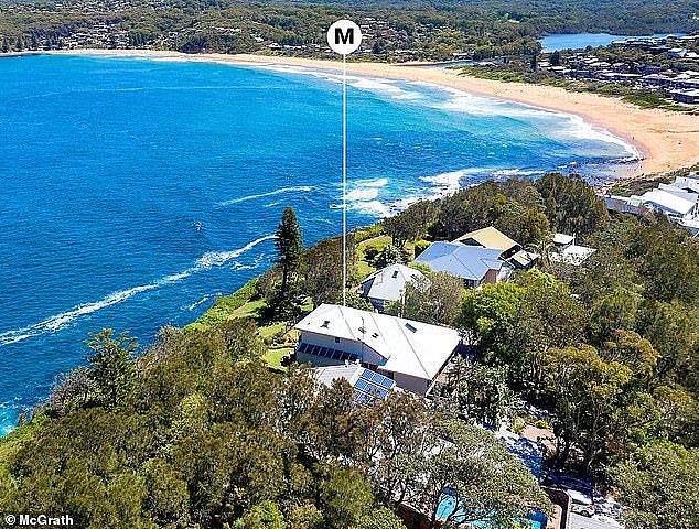 The home sits right on top of the cliff on a 790sqm block of land and is just a walk away from the beach