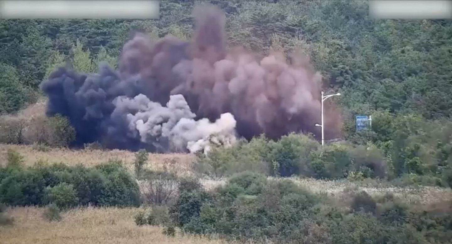 韓軍公布朝鮮方面炸毀通往韓國道路的影片（影片截圖）