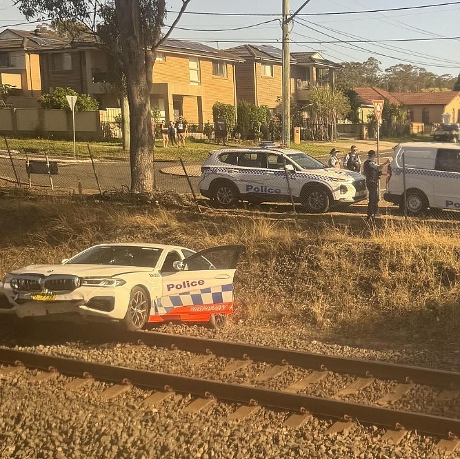 警车冲进悉尼铁轨！2名警察受轻伤，城铁服务恐受影响（组图） - 4