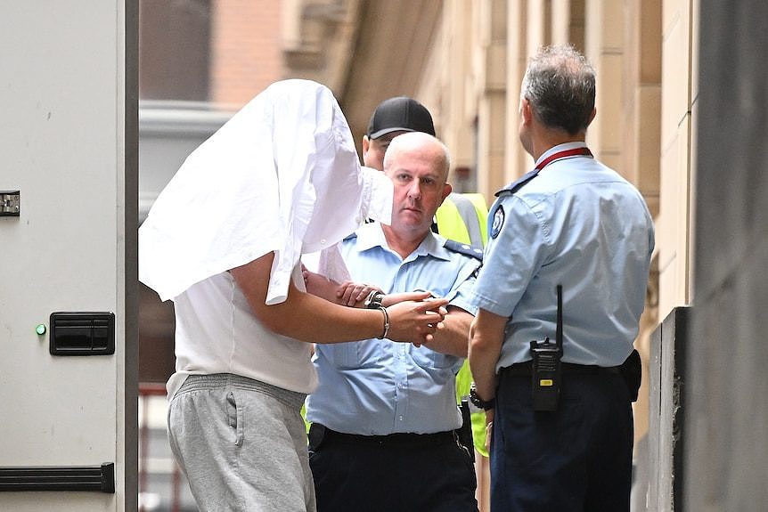 Xiaozheng Lin at court with his head covered.