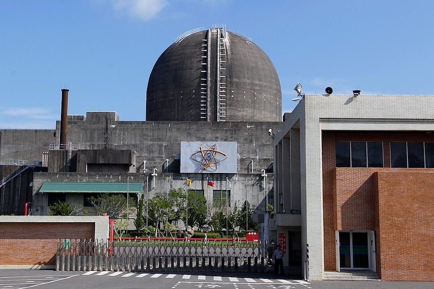 A building with a dome on top and the number 3 on a sign with circulr rings representing Atomic energy