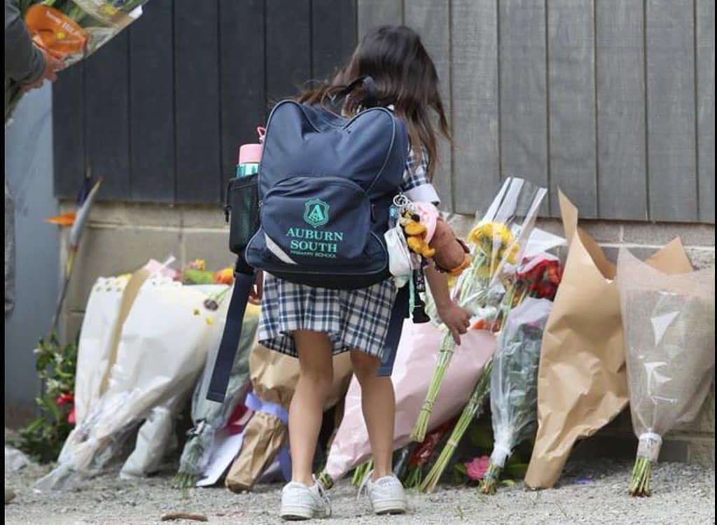 “他的笑容很特别！”墨尔本学童无辜丧生车祸，华人自发前往凭吊！校外遍地鲜花寄哀思，社区筹款已超$25万（组图） - 1