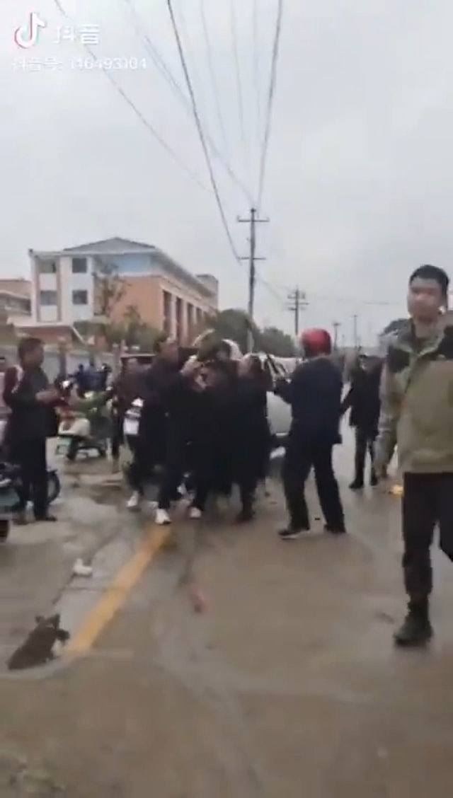 又一桩！湖南常德小学校外汽车撞人群，曝十几名学生受伤！肇事司机外貌曝光，并非该校学生家长（视频/组图） - 9