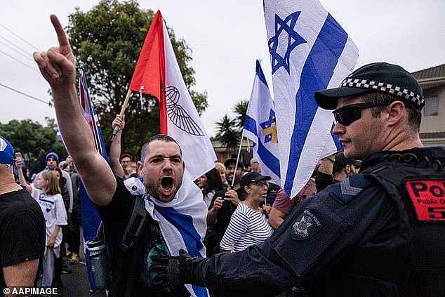 Pro-Israel and Pro-Palestine protestors clashed outside a Melbourne synagogue on Monday night