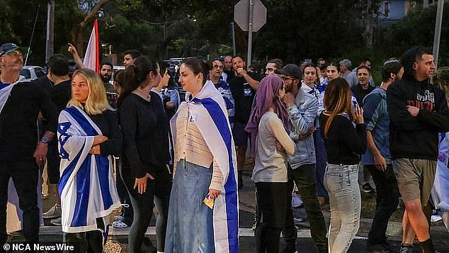 Large crowds of Jewish Melburnians gathered outside Caulfield Hebrew Congregation on