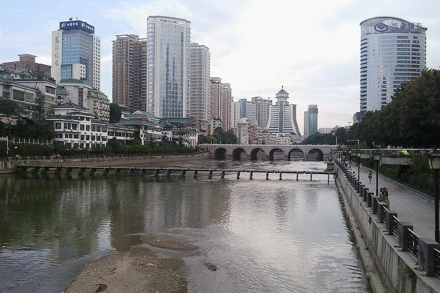 一条河流，两岸是城市建筑。