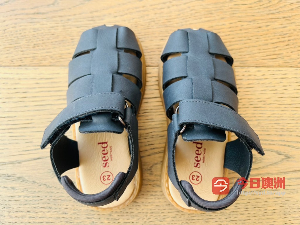 Seed leather sandals