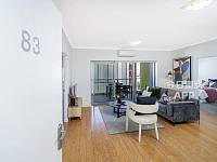 Docklands Beautifully furnished loftstyle apartment