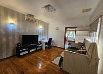 Parramatta 大卧室带独立客厅和浴室 