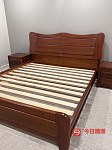 轉讓九成新實木king bed床架和兩床頭櫃高級床墊
