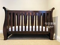 近新Boori 实木婴儿床可转换和床垫和防水床垫保护罩