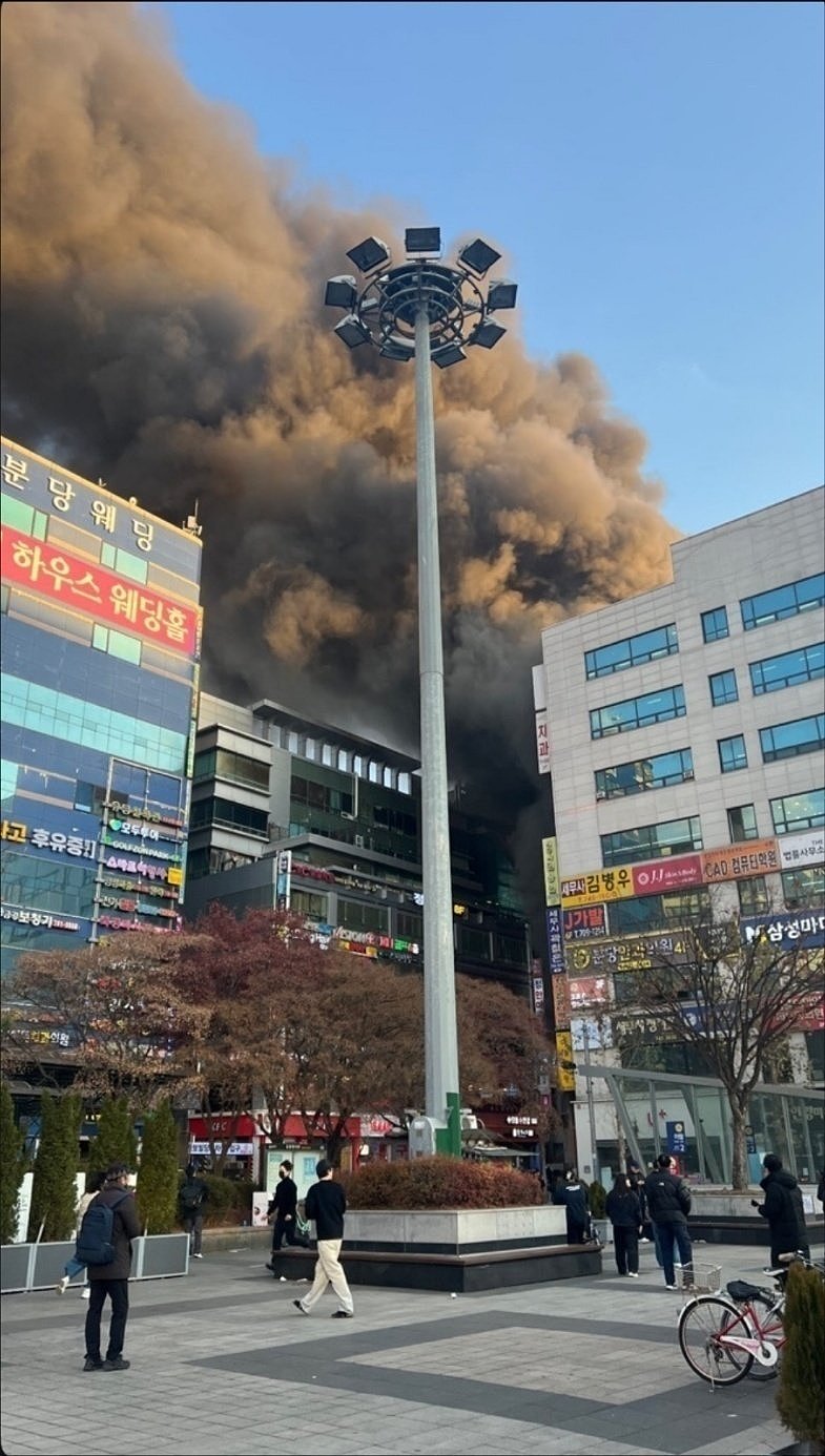 130人伤，300获救！韩国城南市一饭店突发火灾致多人被困，现场画面曝（视频/组图） - 6