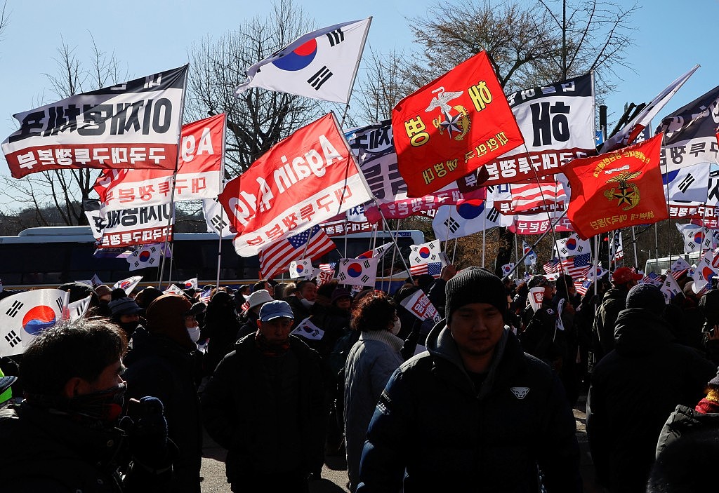 2025-01-15T051100Z_1847629551_RC24ACAX5C33_RTRMADP_3_SOUTHKOREA-POLITICS.jpeg,0