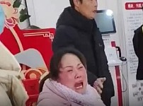 河南女子80万存款被工作人员改为理财产品无法取出，坐大厅嚎啕大哭，工行回应太心寒（视频/组图）
