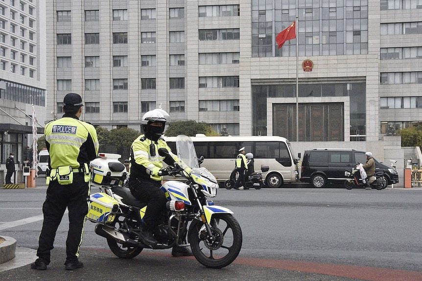 在苏州中级人民法院外，警察正在巡逻。