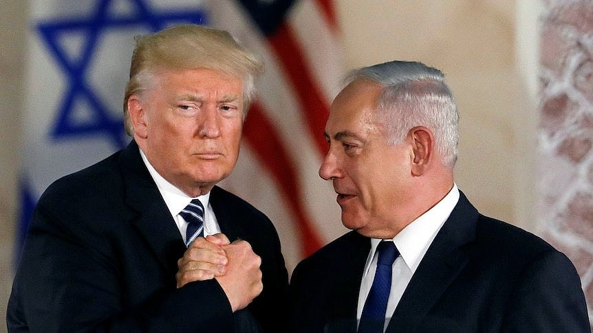 Donald Trump and Benjamin Netanyahu shake hands.