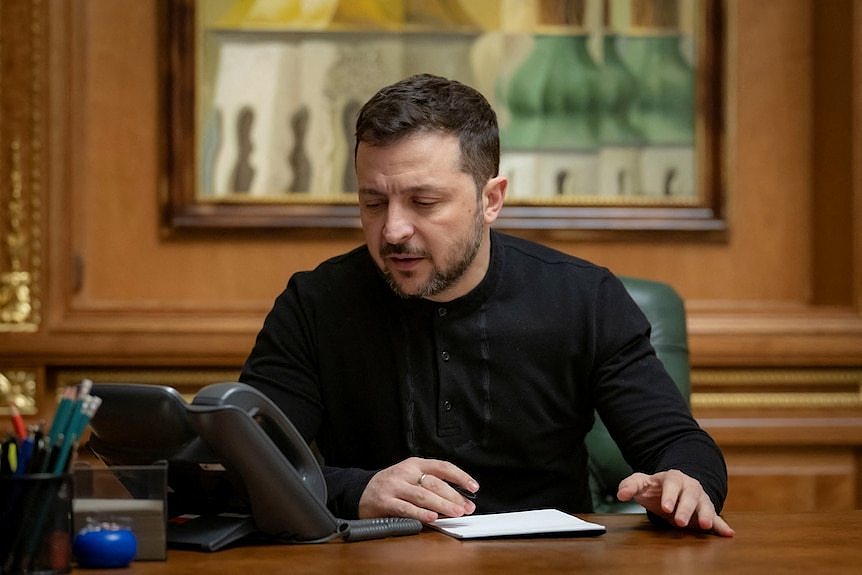 Volodymyr Zelenskyy speaks to Donald Trump on the phone