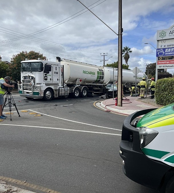 澳洲汽车撞上卡车，司机生命垂危！沿路交通受阻（图） - 3