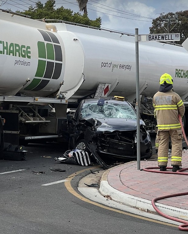 澳洲汽车撞上卡车，司机生命垂危！沿路交通受阻（图） - 2