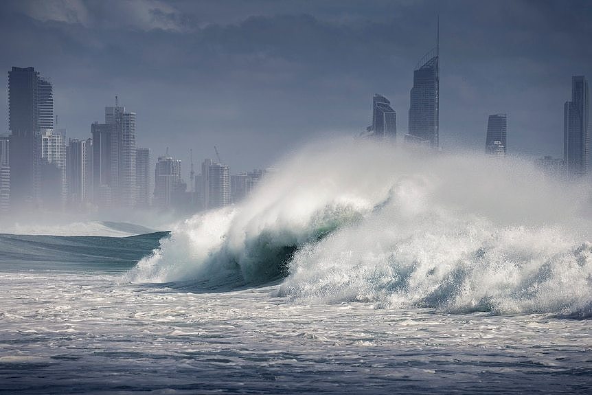 A large waving rolling into the beach 