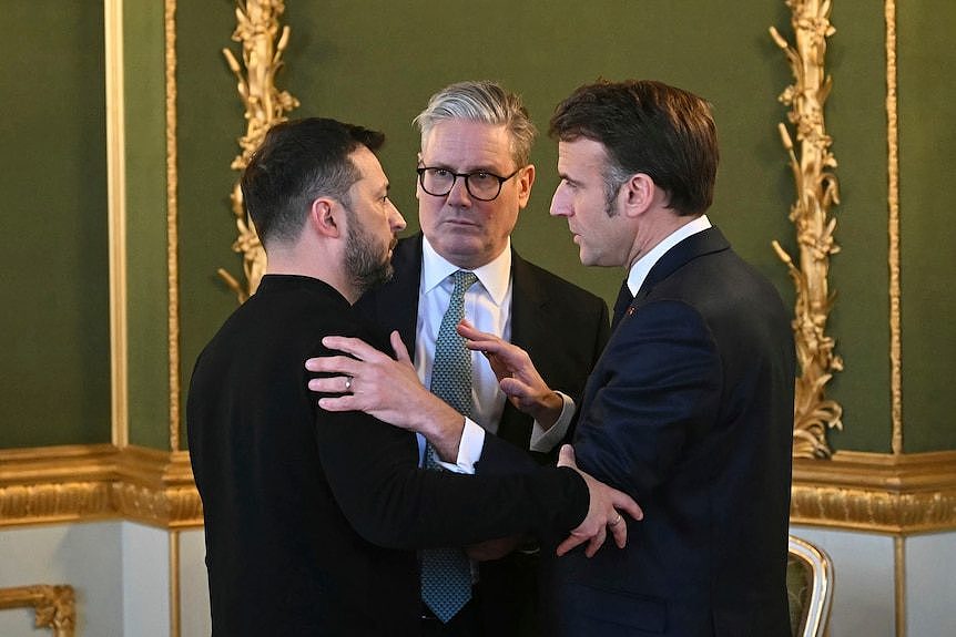 Starmer, Macron and Zelenskyy huddle together