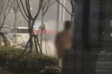 辣眼！男子公共场所裸体狐狸尾+变态学生痴醉猛嗅门口女靴（视频/组图）