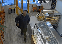 偷饮料竟引发暴力冲突！阿德莱德店主遭袭逃过一劫，警方寻找嫌疑犯（图）