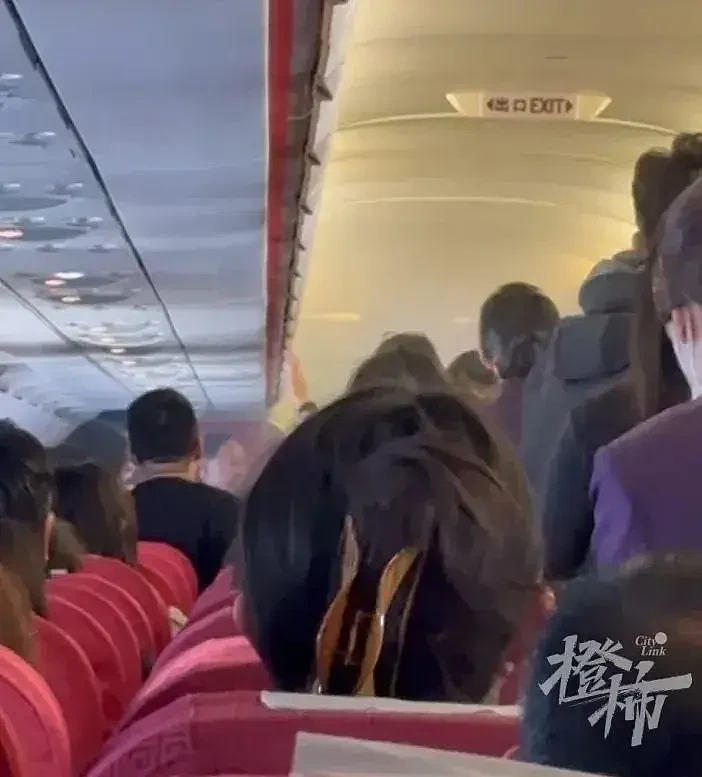 香港航空客机起火！行李架被烧毁，灭火器不够用瓶装水和果汁灭火，亲历者讲述惊魂时刻（视频/组图） - 6