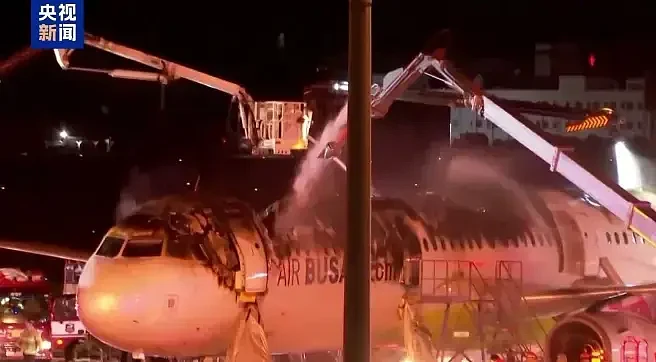 香港航空客机起火！行李架被烧毁，灭火器不够用瓶装水和果汁灭火，亲历者讲述惊魂时刻（视频/组图） - 13