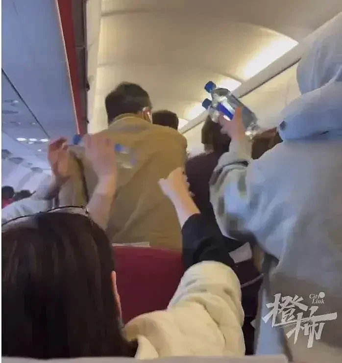 香港航空客机起火！行李架被烧毁，灭火器不够用瓶装水和果汁灭火，亲历者讲述惊魂时刻（视频/组图） - 8