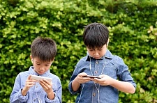 中国校园禁止学生玩手机，催生地下市场（图）