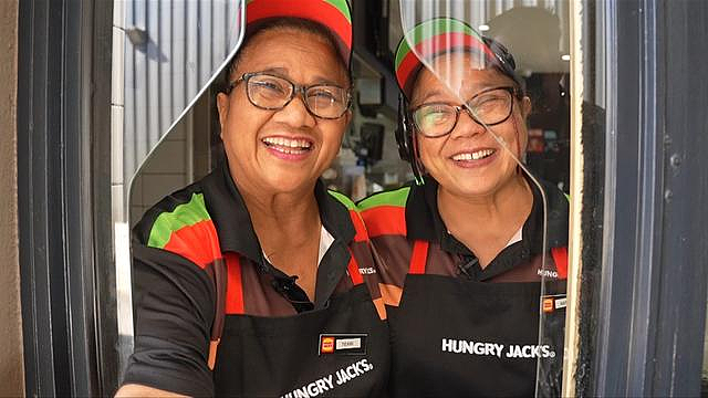 亚裔姐妹花移民澳洲，在Hungry Jack’s打工50年！直言：无意退休，“做梦都想着工作”（组图） - 2