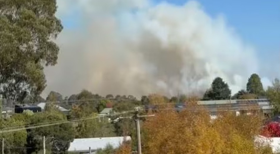 维州减灾焚烧失控,过火面积已达30公顷!多地居民紧急撤离(组图) - 3