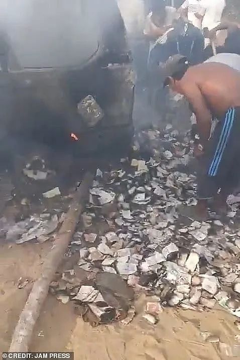 劫匪把运钞车抢了！大马路上“超级撒币”脱身，民众哄抢，警察拦都拦不住...这？？（组图） - 4