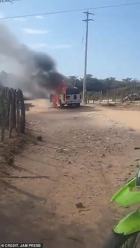 劫匪把运钞车抢了！大马路上“超级撒币”脱身，民众哄抢，警察拦都拦不住...这？？（组图） - 3