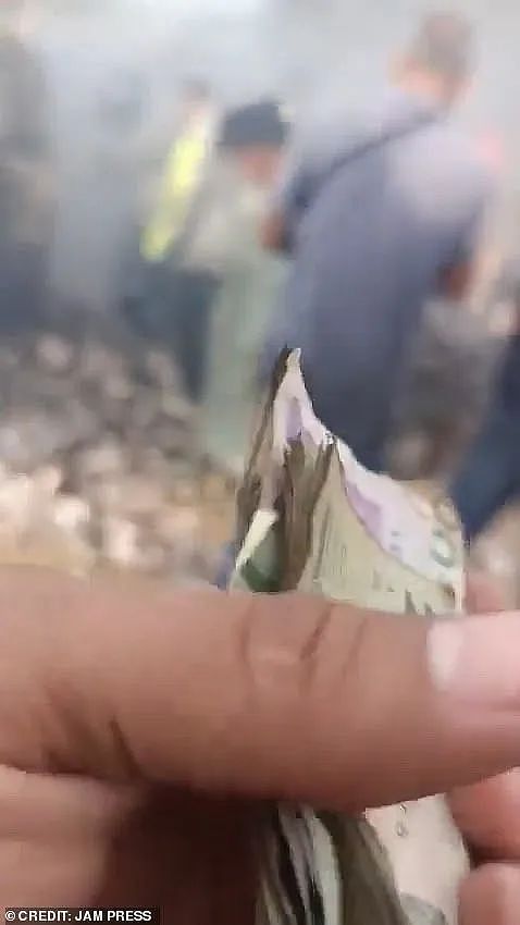 劫匪把运钞车抢了！大马路上“超级撒币”脱身，民众哄抢，警察拦都拦不住...这？？（组图） - 6