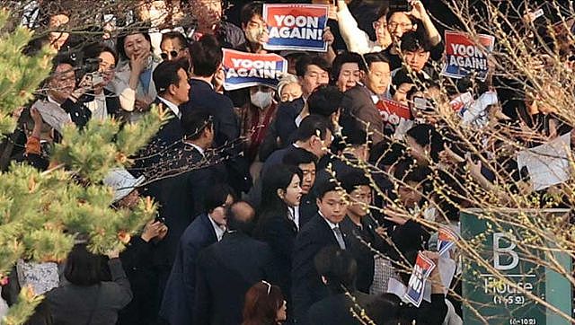 尹锡悦搬离总统府，爱妻脸肿似馒头，李在明立即参选（组图） - 6
