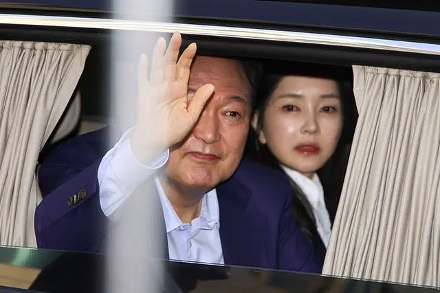 尹锡悦搬离总统府，爱妻脸肿似馒头，李在明立即参选（组图） - 4