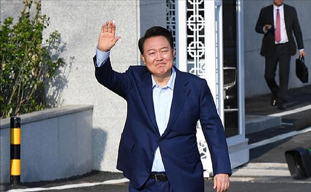 尹锡悦搬离总统府，爱妻脸肿似馒头，李在明立即参选（组图） - 2