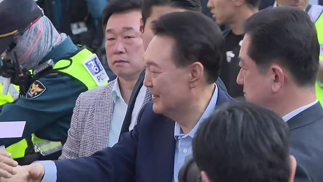 尹锡悦搬离总统府，爱妻脸肿似馒头，李在明立即参选（组图） - 3