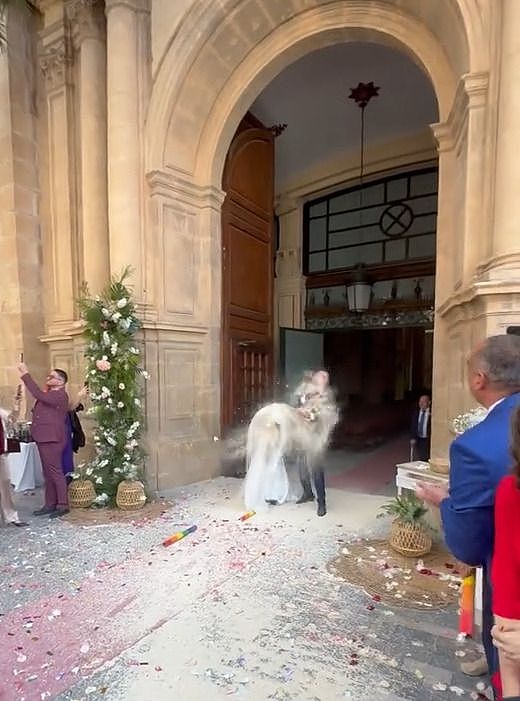 西班牙新婚夫妇遭“大米轰炸”，宾客拿铁锹扬，是传统却也惹争议（组图） - 1