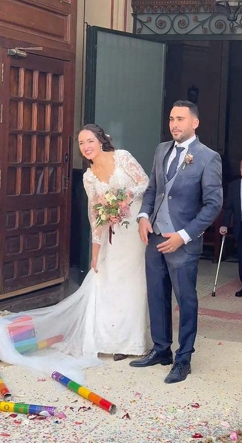 西班牙新婚夫妇遭“大米轰炸”，宾客拿铁锹扬，是传统却也惹争议（组图） - 2