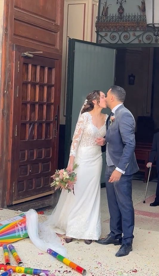 西班牙新婚夫妇遭“大米轰炸”，宾客拿铁锹扬，是传统却也惹争议（组图） - 7